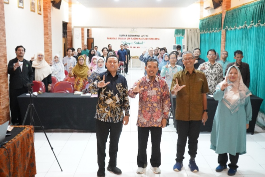 KISAH Fakultas Syariah UIN Surakarta Sukses Adakan Bedah Buku “Pemisahan Hukum dan Moralitas: Mengkaji Pemikiran H.L.A Hart”