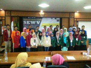(Foto Bersama peserta dari UII, UGM, UIN Sunan Kalijaga, UMY, Hamfara, dan lain-lain).