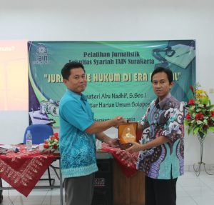 Penyerahan Kenang-Kenangan oleh Wakil dekan 3