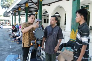 Dosen Pembimbing sedang Mempersiapkan Alat Teropong Untuk Persiapan Praktikum