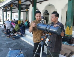 Dosen Pembimbing sedang Mempersiapkan Alat Teropong Untuk Persiapan Praktikum
