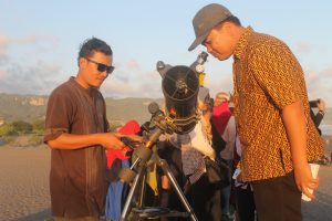 Checking Persiapan Alat Teropong oleh Dosen Pembimbing