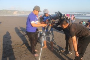 Proses Pemasangan Alat Untuk Proses Melihat Hilal