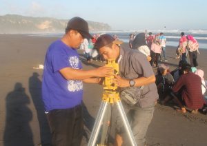Proses Pemasangan Alat Untuk Proses Melihat Hilal