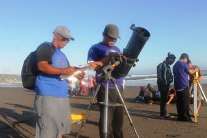 Proses Pemasangan Alat Untuk Proses Melihat Hilal