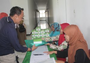 Penyerahan Kelengkapan Peserta 