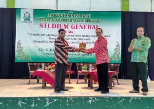 Pemberian Kenag-Kenagna oleh Dekan Fakultas Syariah di dampingi oleh Moderator